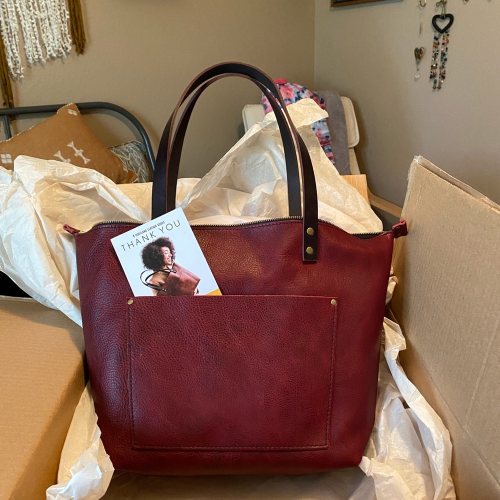 BRAND NEW!! SANGRIA Portland Leather Goods L Tote